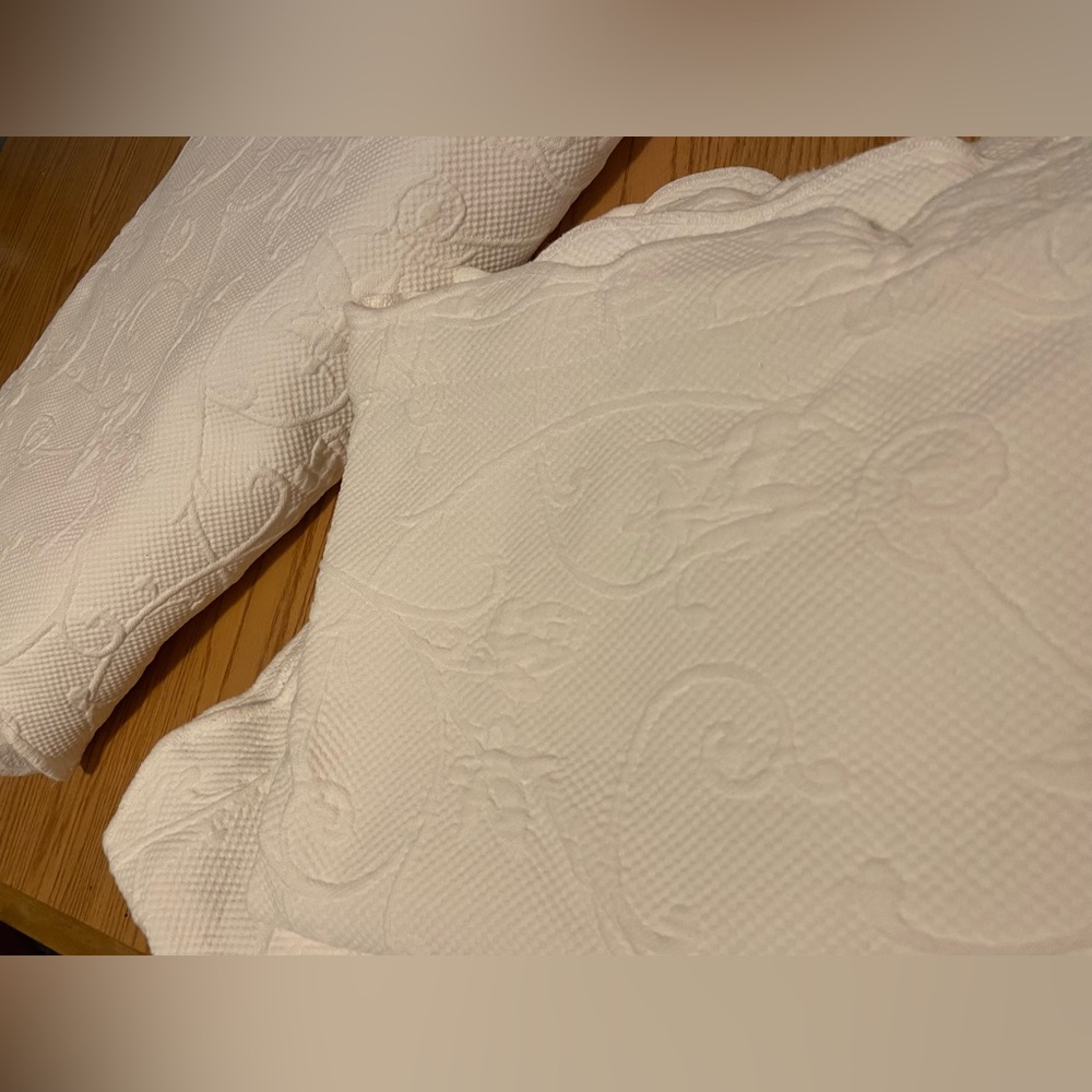 Vintage 50s-60s filigree, pristine white Full size comforter and 2 pillow shams